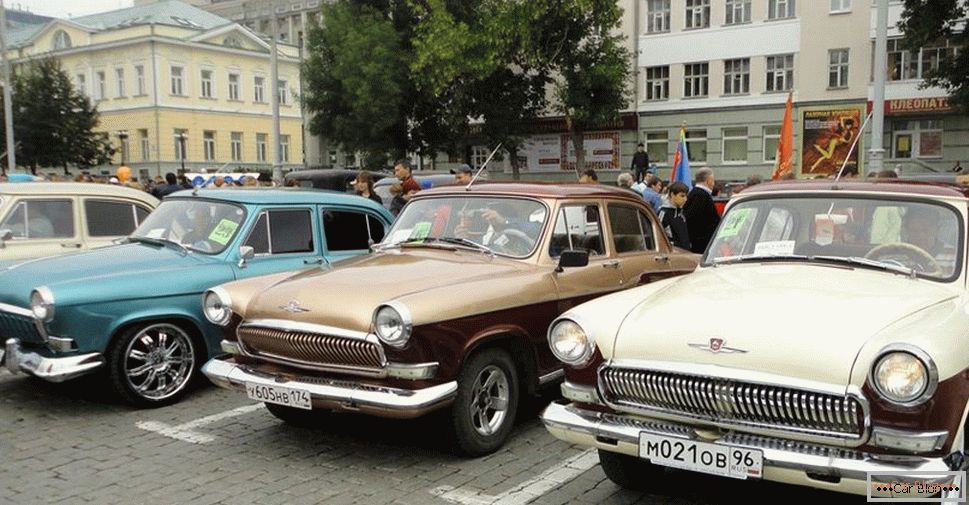 Exposição de carros retrô em Yekaterinburg