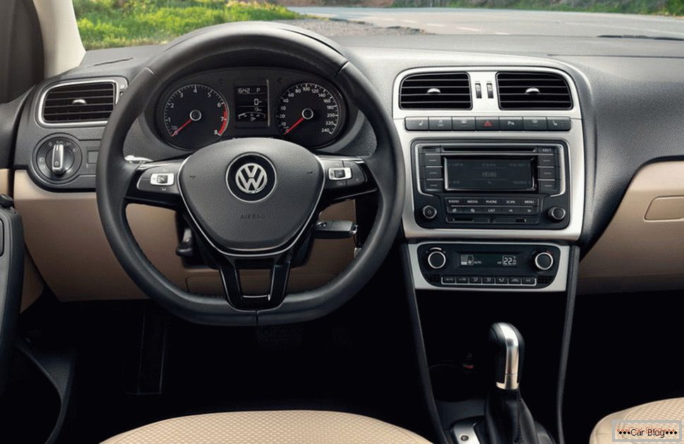 Dentro do Volkswagen Polo