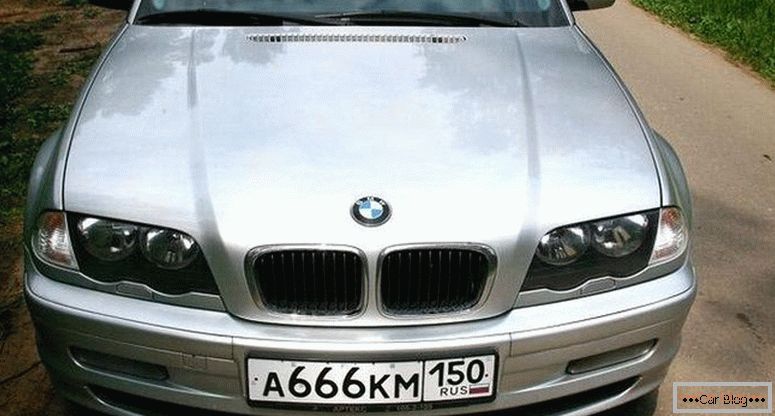 BMW Série 3 na parte de trás do E46 - o número do diabo no número