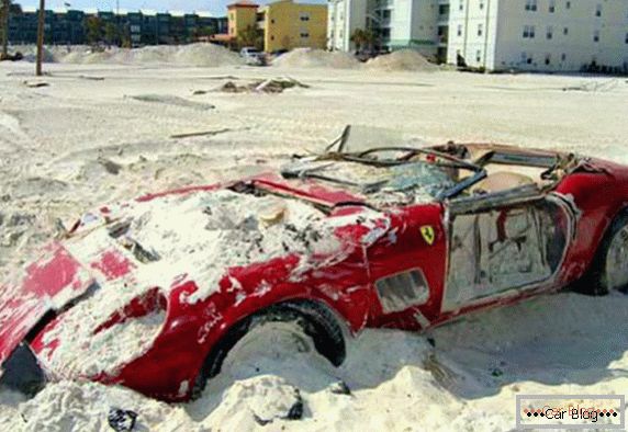 Ferrari 250 Spyder coberto com areia