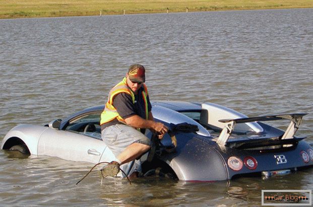 Bugatti Veyron SuperSport no lago