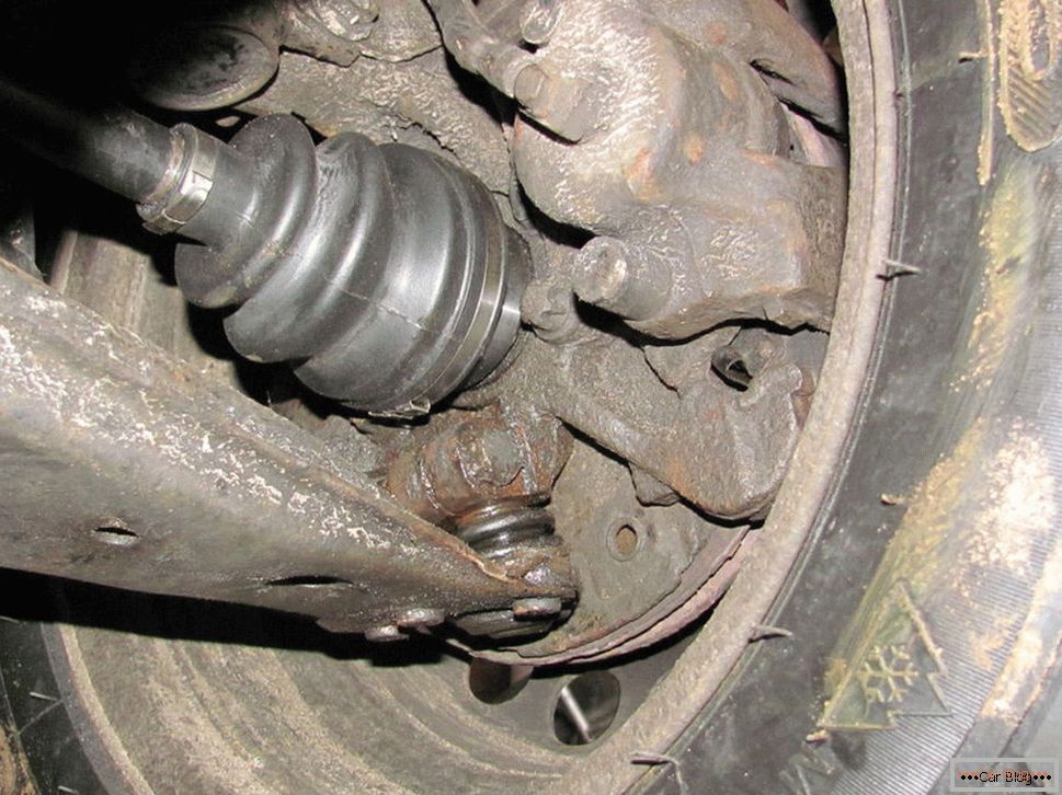 Articulações CV no carro exigem lubrificação periódica