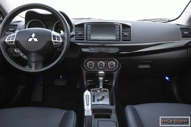 O carro Mitsubishi lancer possui um interior elegante com assentos ergonômicos.
