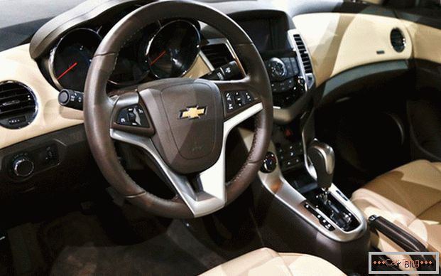 A qualidade dos materiais de acabamento e as grandes possibilidades de ajuste são as qualidades distintivas do Chevrolet Cruze.