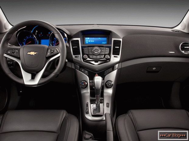 Interior do carro chevrolet cruze порадует владельца качеством отделочных материалом и спортивной стилистикой