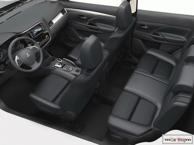 Dentro do carro Mitsubishi Outlander
