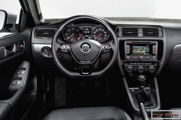 Na cabine do carro Volkswagen Jetta