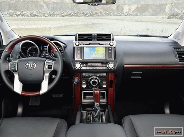 Salão Toyota Land Cruiser Prado privado de elementos volumosos e ligeiramente inferior ao adversário em acabamentos de qualidade