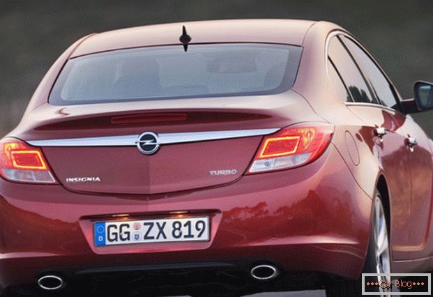 Opel Insignia Car: Rear View