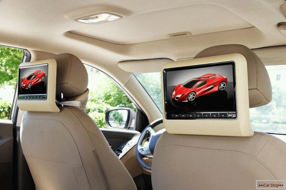 Como comprar um sistema de DVD com dois monitores para um carro ou uma minivan.