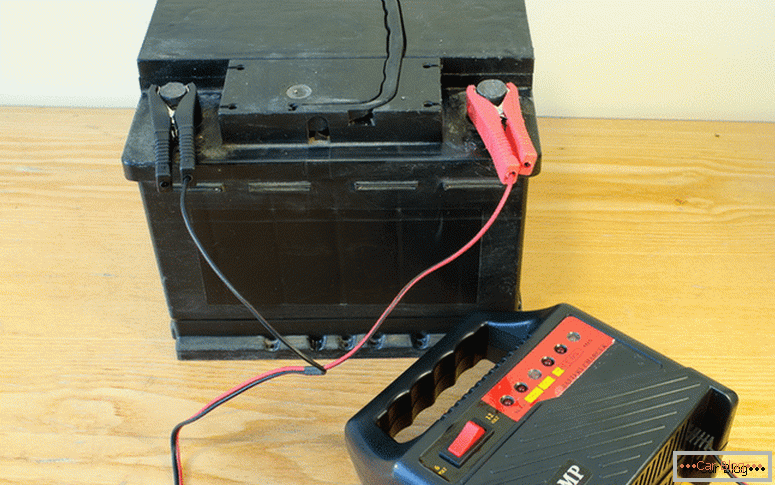 Como é que a manutenção de uma bateria de carro sem manutenção é feita em casa?