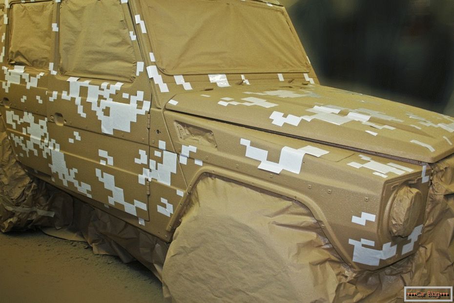 Carro de auto-pintura em camuflagem