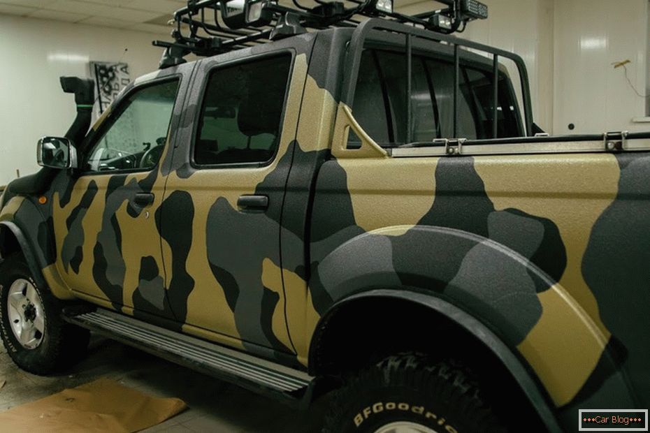 Carro de auto-pintura em camuflagem