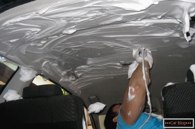 O processo de limpeza a seco do teto do carro