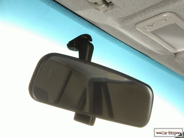 Com um espelho retrovisor, muitos motoristas têm dificuldade em estacionar e dirigir para trás.