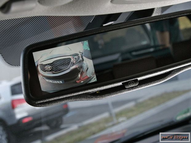 A imagem da câmera de visão traseira pode ser transmitida para o espelho com um monitor