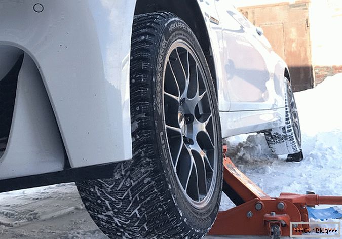 Substituição de pneus para o inverno