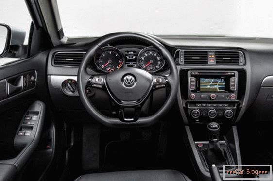 Carro Saloon Volkswagen Jetta сочетает в себе простор и комфортабельность