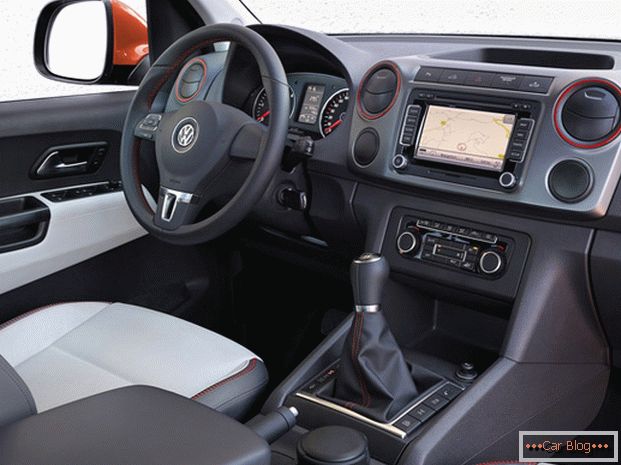 Dentro do carro Volkswagen Amarok