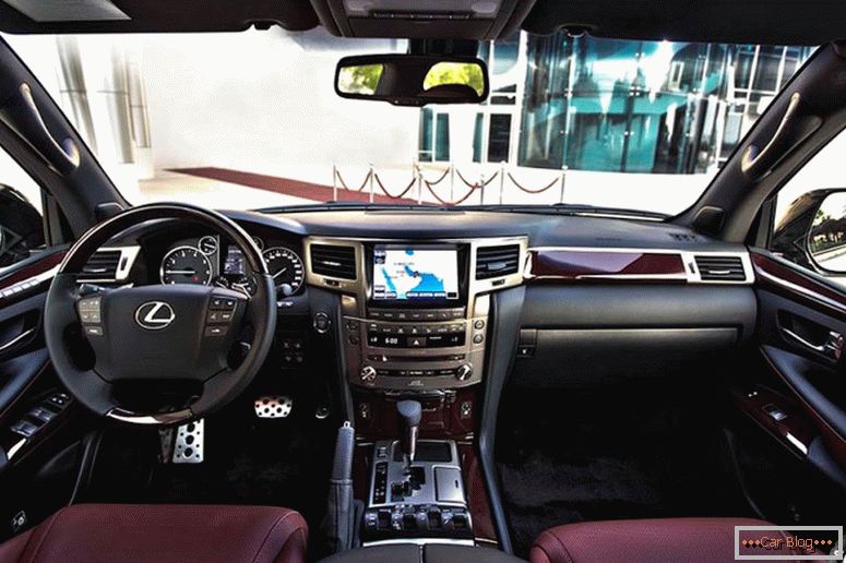 Interior do carro Lexus LX570