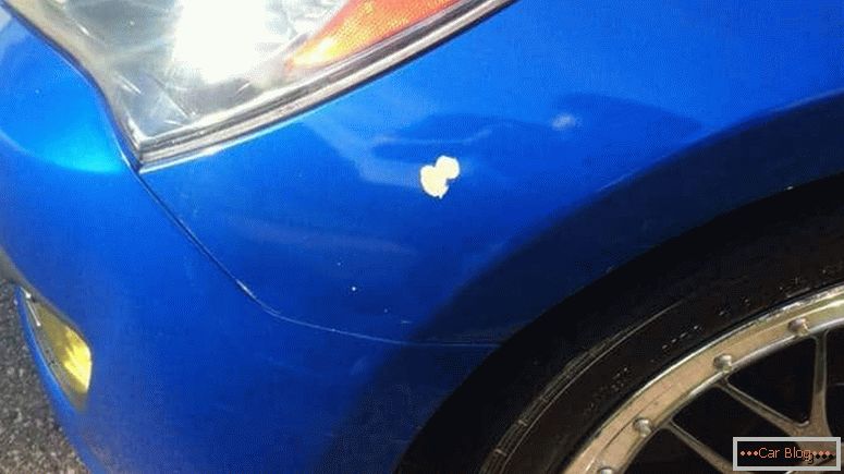 Pequenos danos à pintura do carro são eliminados pela pintura local.