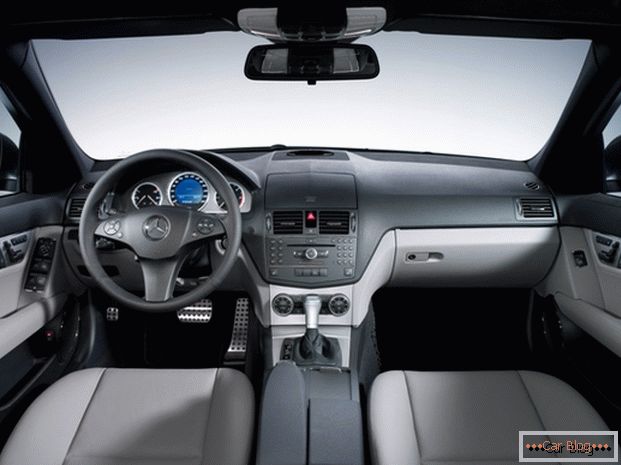 Interior de carro Mercedes com acústica Harman