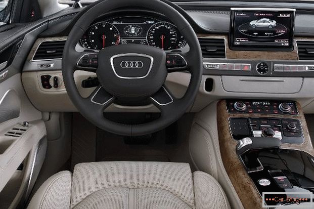 Um dos sistemas de áudio da mais alta qualidade instalados no carro Audi A8