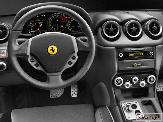 Sistema de mídia Bose em um carro da Ferrari
