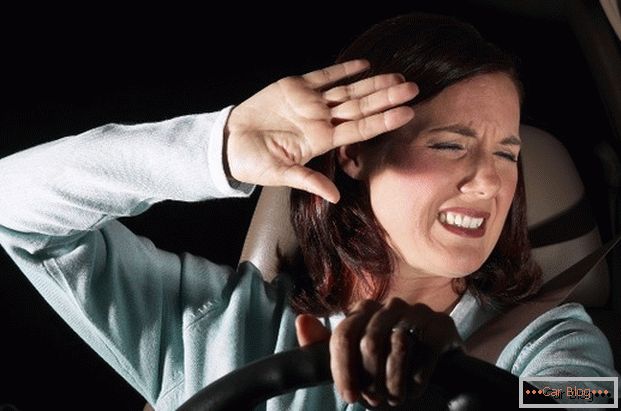 Usar luzes de condução à noite pode prejudicar o tráfego.