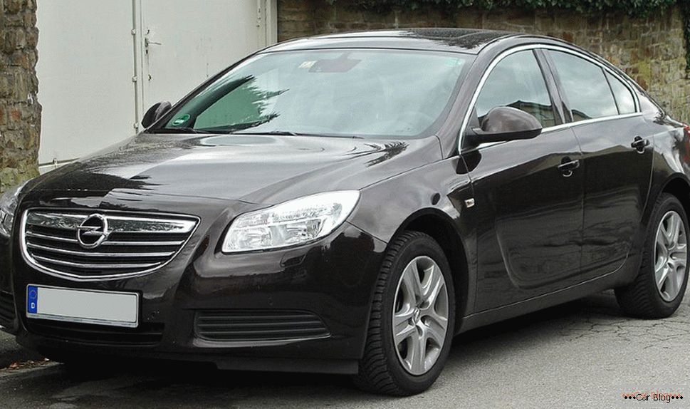 Opel insignia classe média sedan