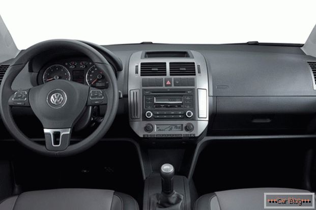 Dentro do Volkswagen Polo