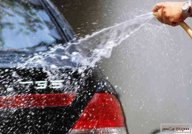 Lavando um carro com água