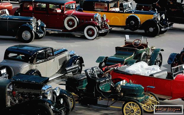Alguns carros antigos só podem ser vistos em exposições.