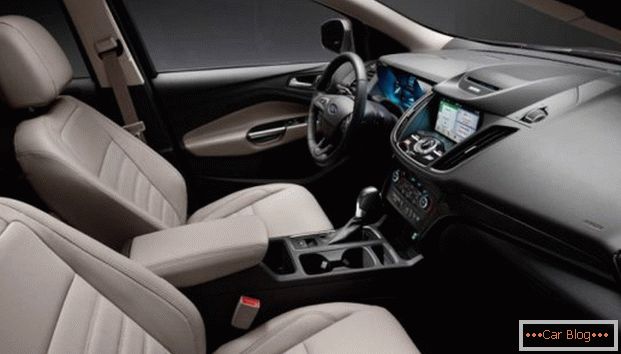 Interior do carro Ford Kuga 2 restyling