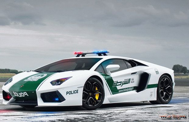 Bons carros de polícia são necessários para combater o crime de forma eficaz.