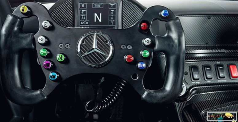 Dirigindo um Mercedes-AMG GT4