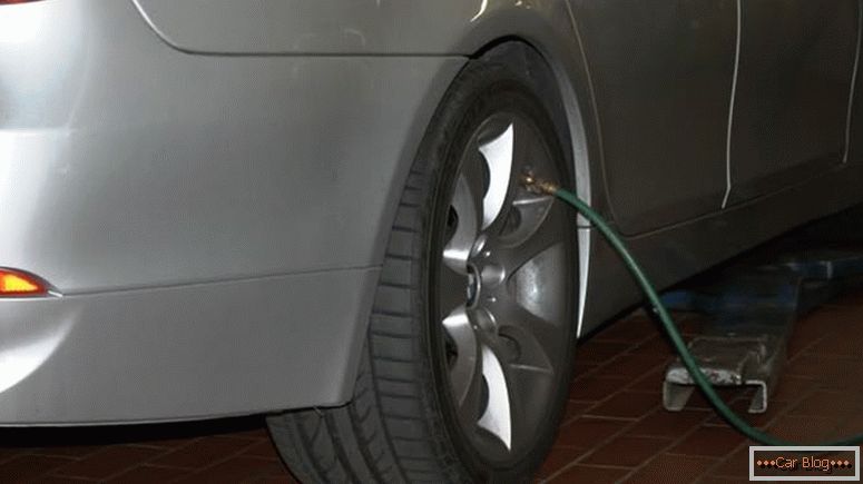 Pneus infláveis ​​devem seguir as recomendações do fabricante do carro, mas não excedam a pressão máxima permitida indicada nos pneus