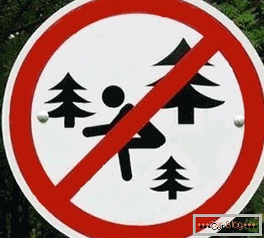 Sinal proibindo ir ao banheiro na floresta