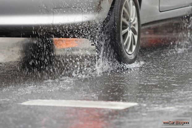 Condução inadequada na chuva aumenta o consumo de combustível