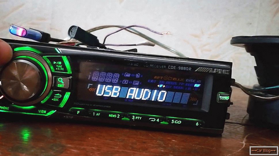 Rádio do carro com botões iluminados