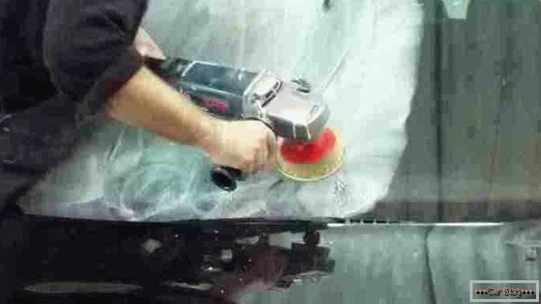 Auto polimento de vidro usando esmeris e pasta especial