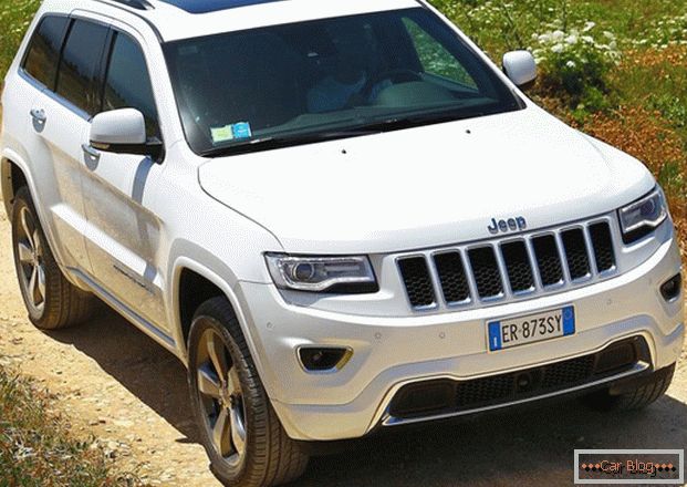 Jeep Grand Cherokee com cada nova modificação torna-se