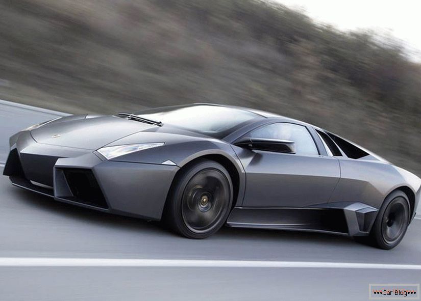 Lamborghini Reventon dirige rápido