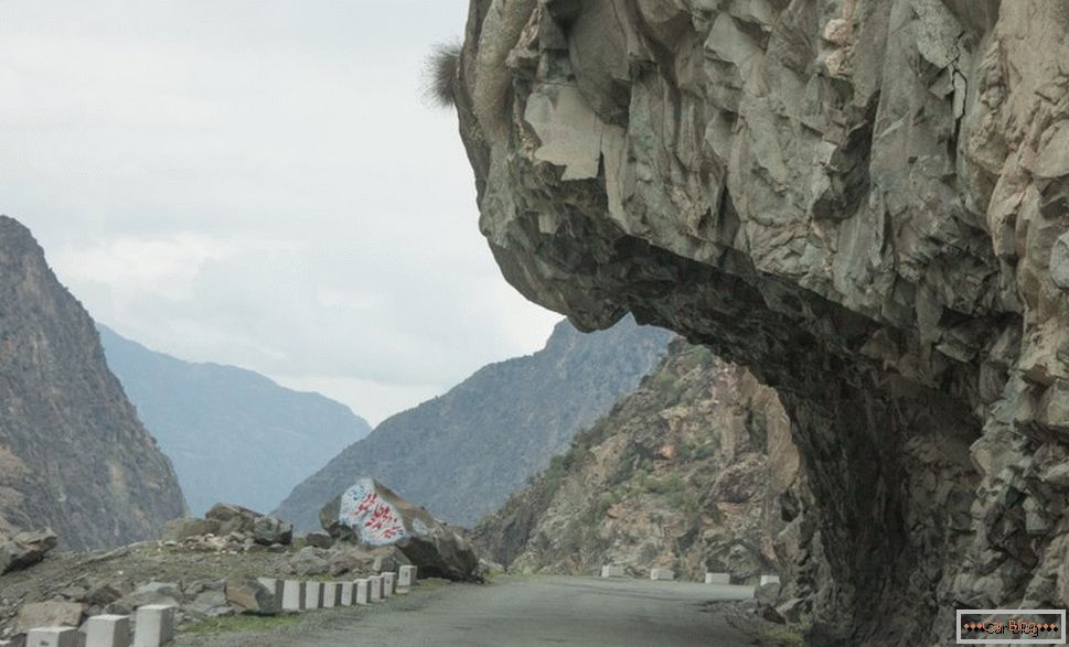 estrada de montanha no Paquistão