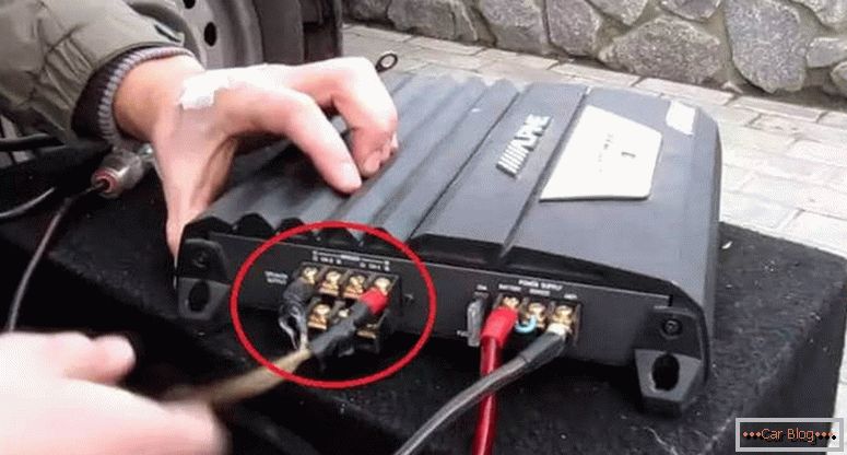 como conectar o subwoofer ao rádio com um amplificador
