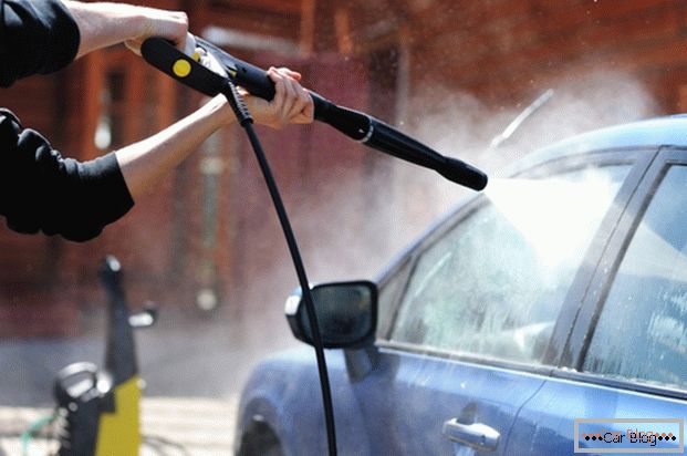 Lavagem de carro sem toque permite que você faça o carro limpo sem um pano