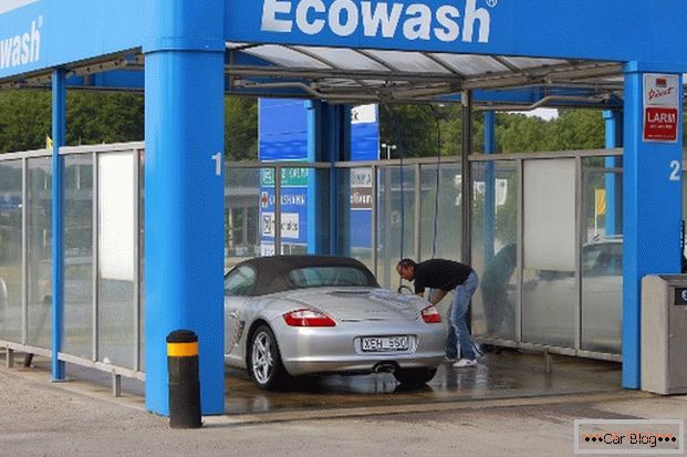 Auto lavar o carro em lavagem de carro self-service