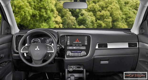 O carro Mitsubishi Outlander agradará ao proprietário com um alto nível de acabamento