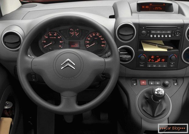 Interior do carro Citroen Berlingo é focado no conforto do motorista e passageiros durante a viagem