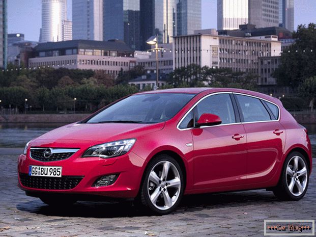 Conforto e praticidade - características do carro Opel Astra